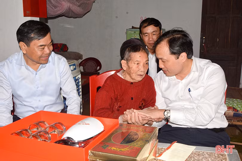 Lãnh đạo Hà Tĩnh thăm hỏi, tặng quà Mẹ Việt Nam anh hùng và Anh hùng LLVT Nhân dân