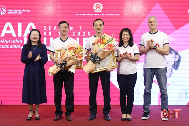 AIA trao xe đạp, hợp đồng bảo hiểm trị giá 562 triệu đồng hỗ trợ trẻ em Hà Tĩnh