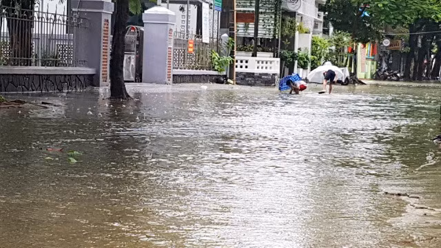 Nước sông Hương gần tràn bờ, TP Huế ngập mênh mông
