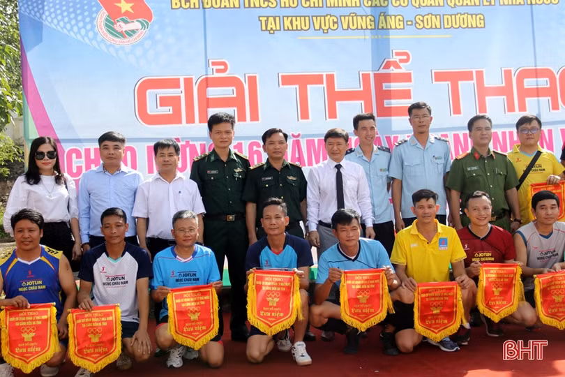 Khởi tranh giải bóng chuyền khối cơ quan quản lý nhà nước khu vực Vũng Áng - Sơn Dương