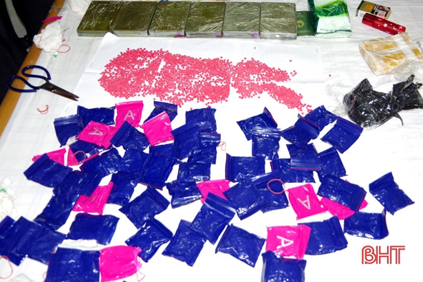 Bắt đối tượng vận chuyển thuê 6 bánh heroin, 1kg ketamin và 12.000 viên ma túy tổng hợp từ Lào về Hà Tĩnh