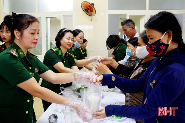 Gần 850 bát cháo “ấm tình quân dân” được trao tặng tại BVĐK Hà Tĩnh