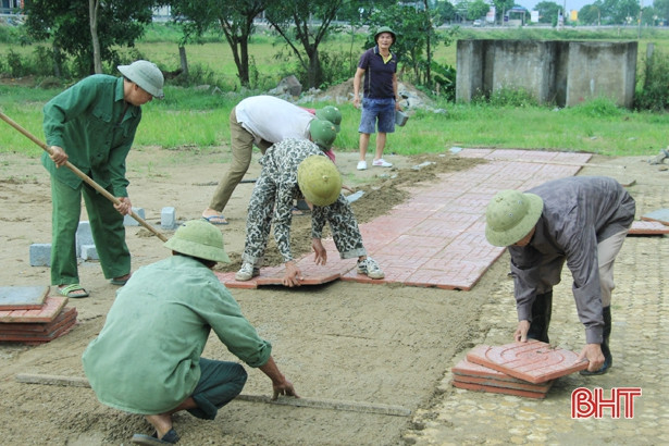 Lực lượng vũ trang Hà Tĩnh giúp dân xây dựng nông thôn mới