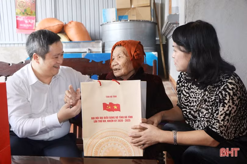 Lãnh đạo Hà Tĩnh thăm hỏi, tặng quà Mẹ Việt Nam anh hùng và Anh hùng LLVT Nhân dân