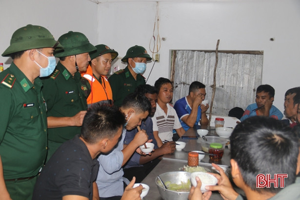 1 người Ấn Độ cùng 15 thuyền viên trên tàu gặp nạn được đưa vào đất liền Hà Tĩnh an toàn