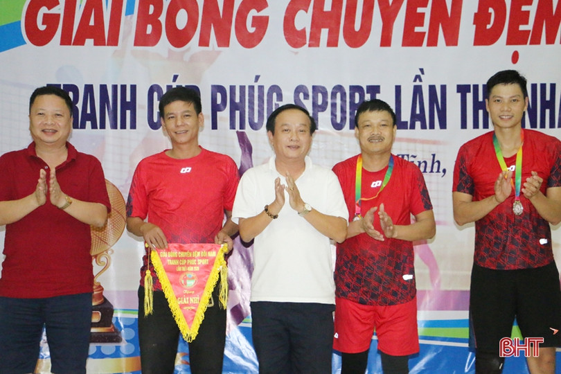 12 CLB phong trào ở TP Hà Tĩnh tranh tài bóng chuyền đệm đôi nam