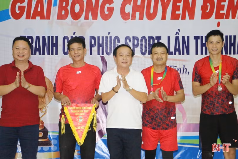 12 CLB phong trào ở TP Hà Tĩnh tranh tài bóng chuyền đệm đôi nam