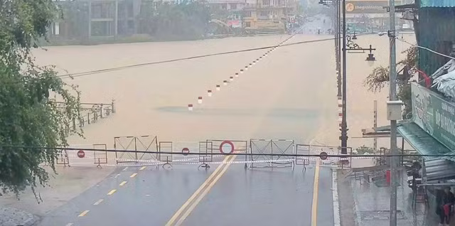 Nước sông Hương gần tràn bờ, TP Huế ngập mênh mông