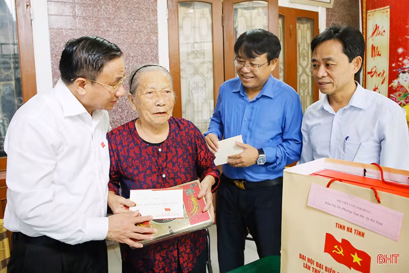 Lãnh đạo Hà Tĩnh thăm hỏi, tặng quà Mẹ Việt Nam anh hùng và Anh hùng LLVT Nhân dân