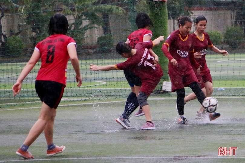 Thắng trận “thủy chiến”, đội Trường iSchool vô địch Giải bóng đá nữ TP Hà Tĩnh