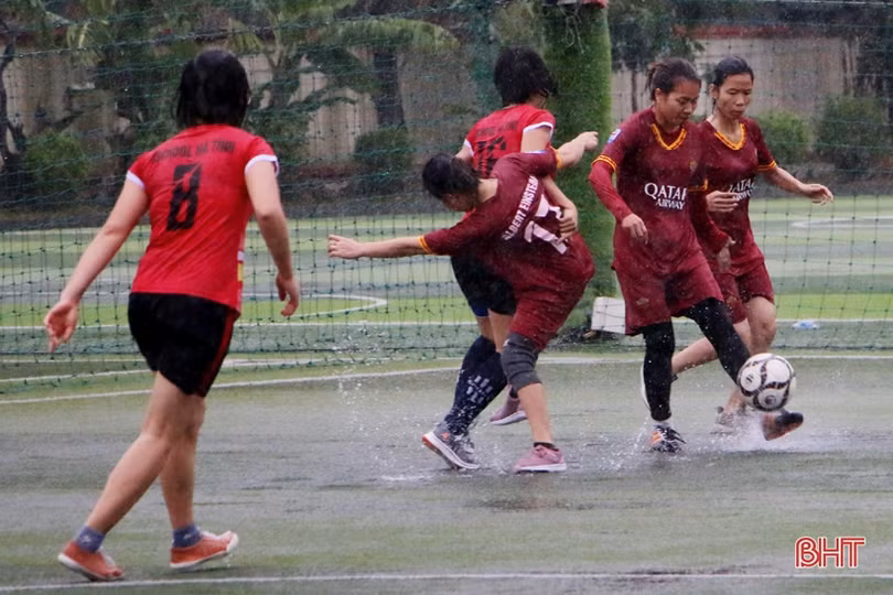 Thắng trận “thủy chiến”, đội Trường iSchool vô địch Giải bóng đá nữ TP Hà Tĩnh