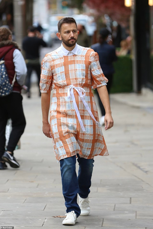 Mặc “hàng hiệu” xuống phố cũng chẳng... sung sướng gì