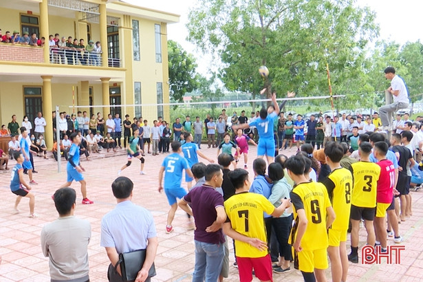 12 đội bóng tranh tài tại Giải Bóng chuyền nam doanh nhân huyện Đức Thọ 