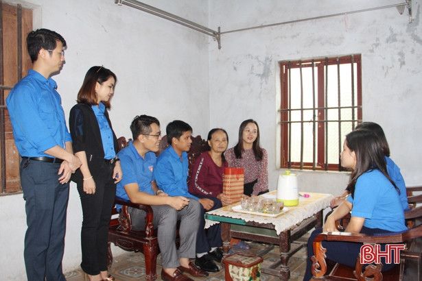 Tặng 16 suất quà cho nữ đảng viên cao tuổi, người có hoàn cảnh khó khăn ở Lộc Hà