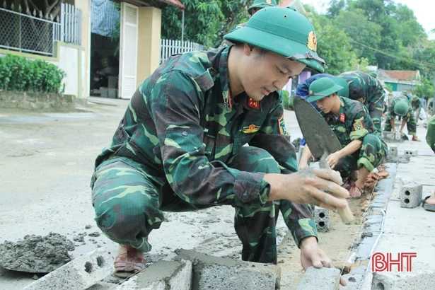 Lực lượng vũ trang Hà Tĩnh giúp dân xây dựng nông thôn mới
