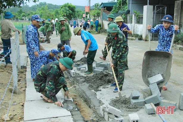 Lực lượng vũ trang Hà Tĩnh giúp dân xây dựng nông thôn mới
