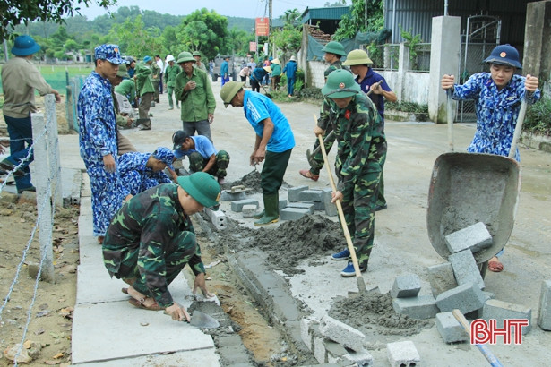 Lực lượng vũ trang Hà Tĩnh giúp dân xây dựng nông thôn mới
