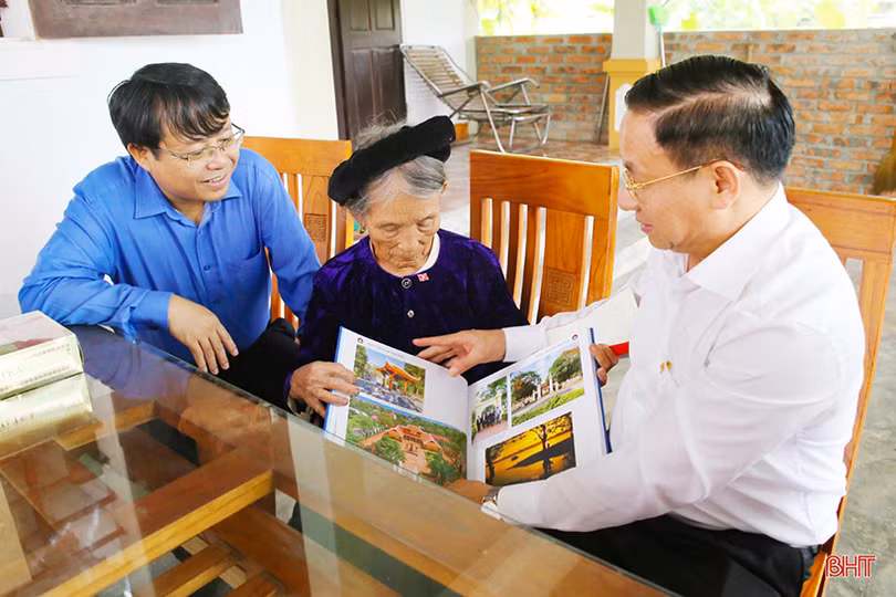 Lãnh đạo Hà Tĩnh thăm hỏi, tặng quà Mẹ Việt Nam anh hùng và Anh hùng LLVT Nhân dân