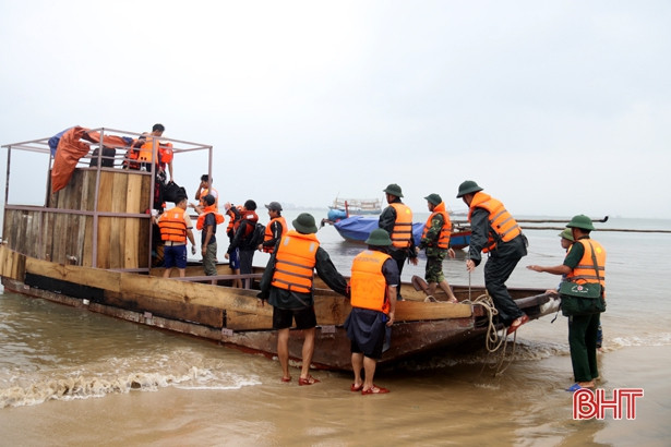 1 người Ấn Độ cùng 15 thuyền viên trên tàu gặp nạn được đưa vào đất liền Hà Tĩnh an toàn