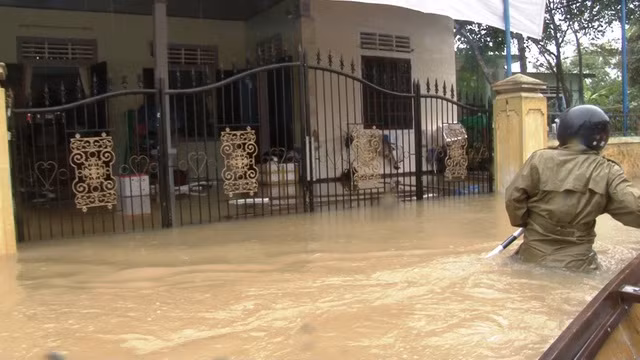 Nước sông Hương gần tràn bờ, TP Huế ngập mênh mông