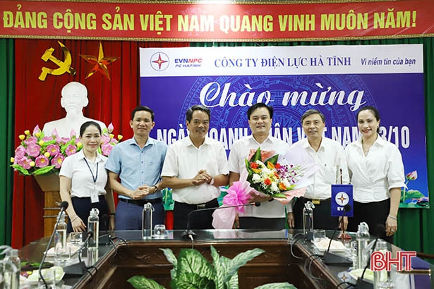 Đảng ủy Khối CCQ&DN Hà Tĩnh chúc mừng doanh nghiệp nhân ngày Doanh nhân
