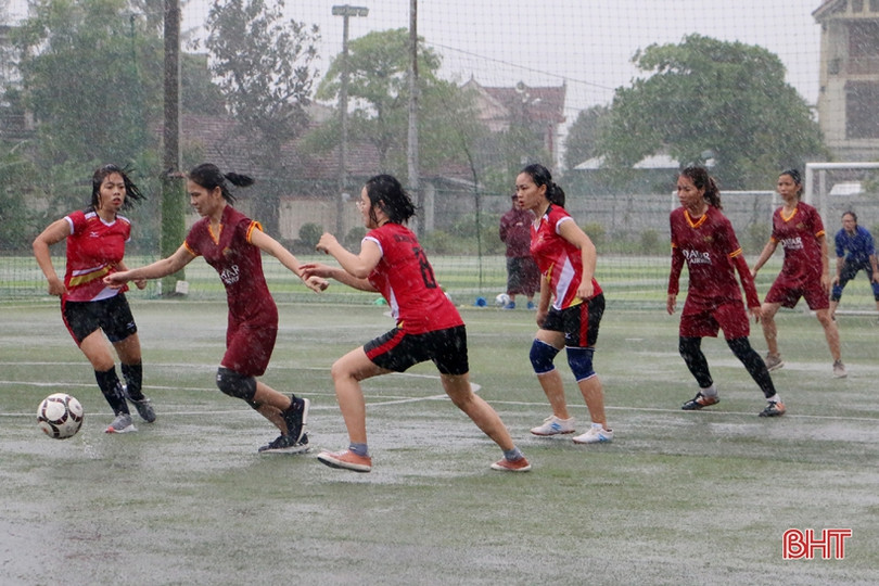 Thắng trận “thủy chiến”, đội Trường iSchool vô địch Giải bóng đá nữ TP Hà Tĩnh
