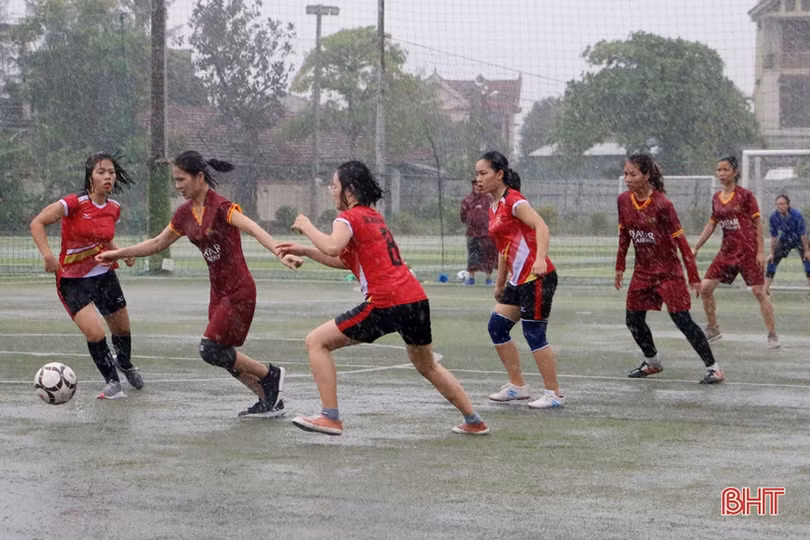 Thắng trận “thủy chiến”, đội Trường iSchool vô địch Giải bóng đá nữ TP Hà Tĩnh