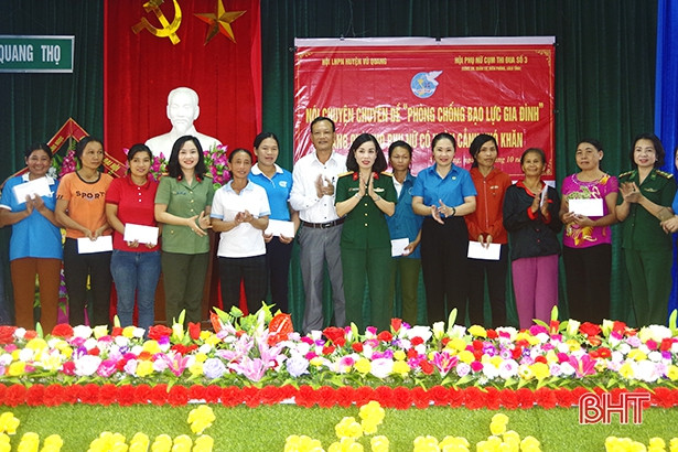 Trao tặng áo dài và quà cho hội viên phụ nữ khó khăn ở Vũ Quang