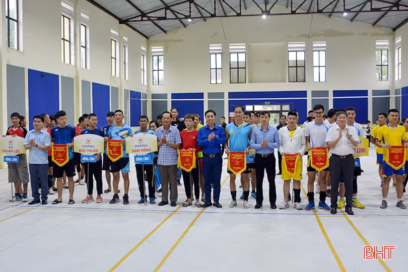 Khởi tranh Giải Bóng chuyền nam thị xã Hồng Lĩnh