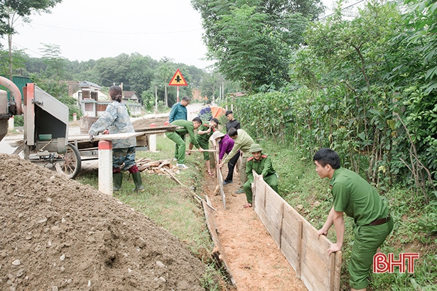 Công an Hương Sơn giúp xã biên giới Sơn Hồng xây dựng nông thôn mới