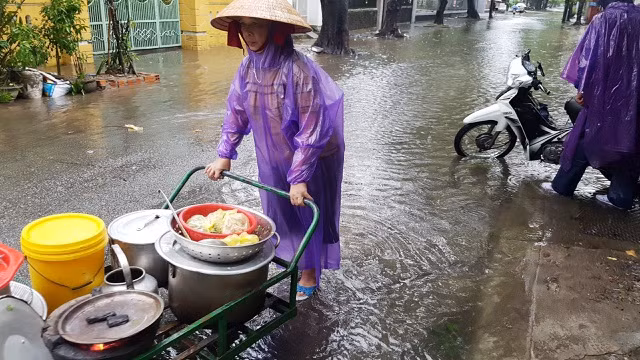 Nước sông Hương gần tràn bờ, TP Huế ngập mênh mông