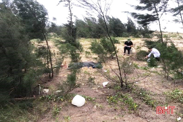 Phát hiện thi thể nam thanh niên dạt vào bờ biển Hà Tĩnh