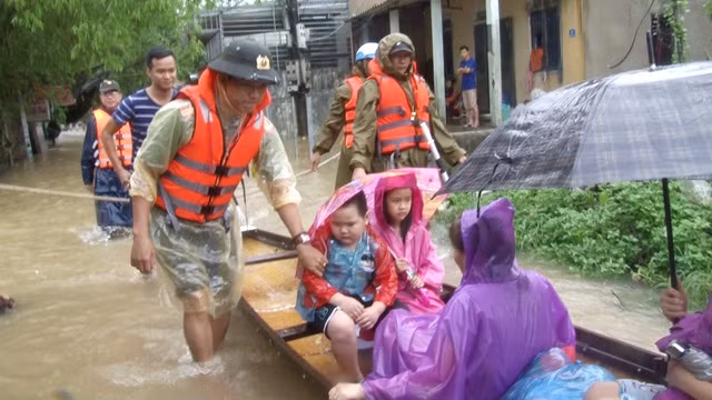 Nước sông Hương gần tràn bờ, TP Huế ngập mênh mông