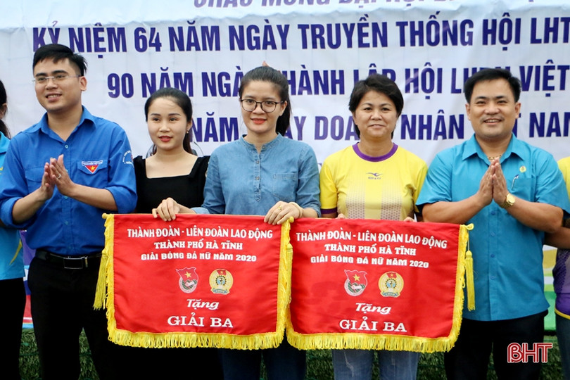 Thắng trận “thủy chiến”, đội Trường iSchool vô địch Giải bóng đá nữ TP Hà Tĩnh