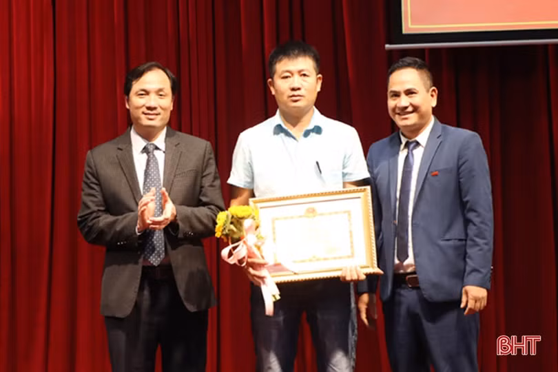 Các tổ chức công đoàn, địa phương Hà Tĩnh biểu dương người lao động xuất sắc ảnh 12 Các tổ chức công đoàn, địa phương Hà Tĩnh biểu dương người lao động xuất sắc