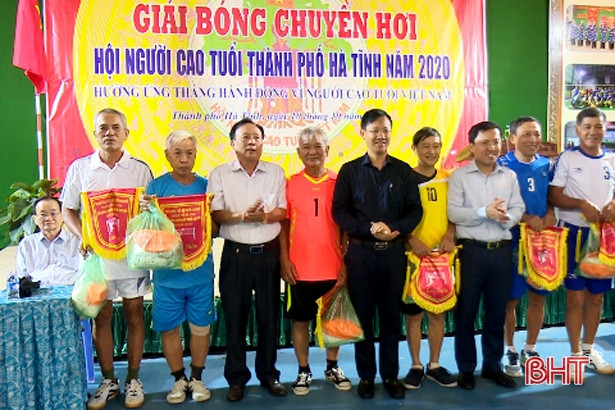 Người cao tuổi thành phố Hà Tĩnh hào hứng tham gia giải bóng chuyền hơi