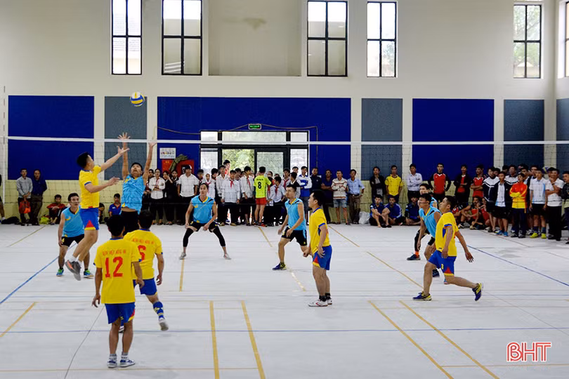 Khởi tranh Giải Bóng chuyền nam thị xã Hồng Lĩnh