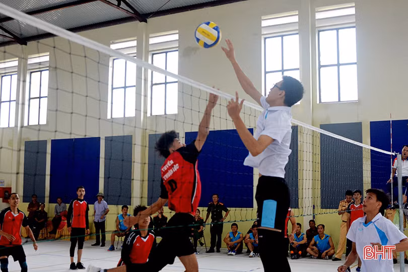 Khởi tranh Giải Bóng chuyền nam thị xã Hồng Lĩnh