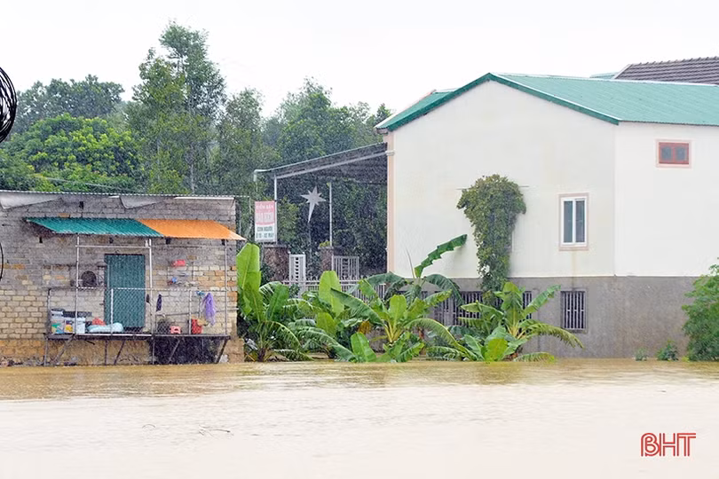 Nước sông Ngàn Sâu lên mức báo động, 5 xã ở Hương Khê bị cô lập