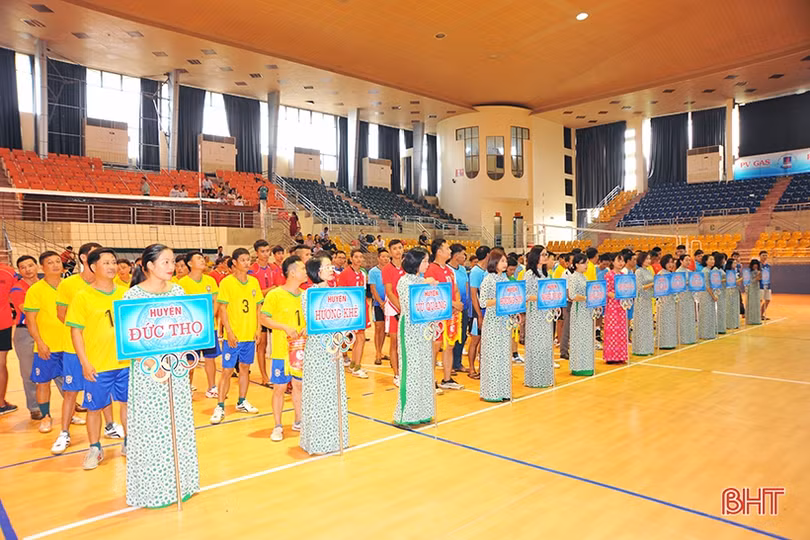Khởi tranh giải bóng chuyền nam cán bộ Hội Nông dân Hà Tĩnh