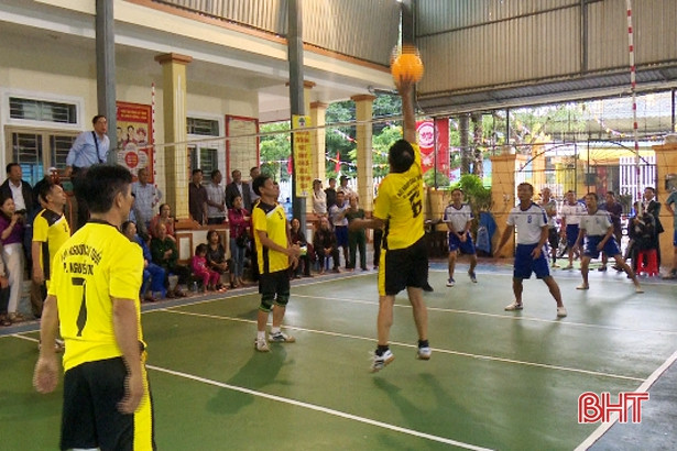 Người cao tuổi thành phố Hà Tĩnh hào hứng tham gia giải bóng chuyền hơi