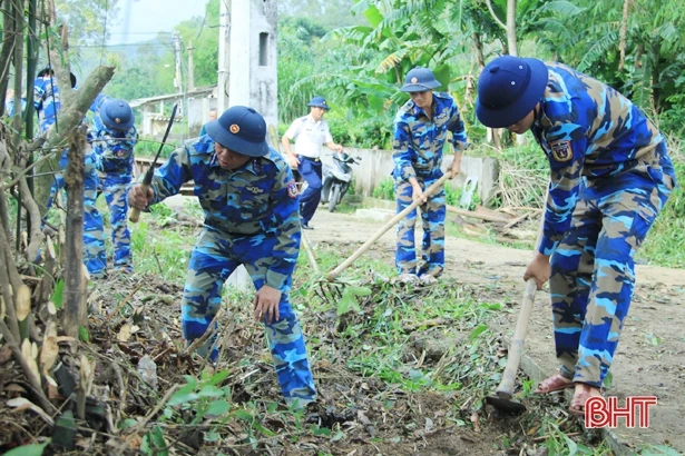 Lực lượng vũ trang Hà Tĩnh giúp dân xây dựng nông thôn mới