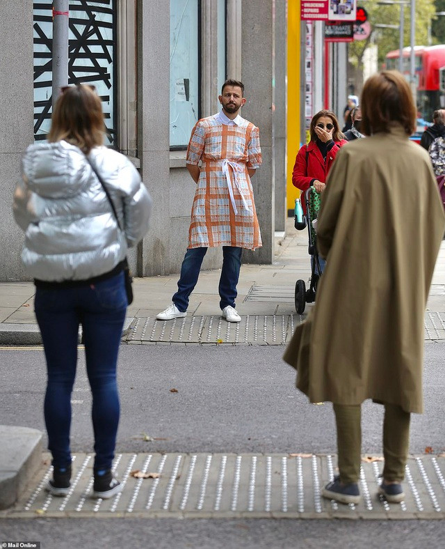 Mặc “hàng hiệu” xuống phố cũng chẳng... sung sướng gì