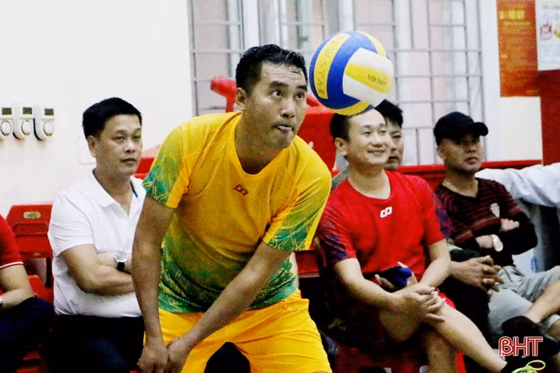 12 CLB phong trào ở TP Hà Tĩnh tranh tài bóng chuyền đệm đôi nam