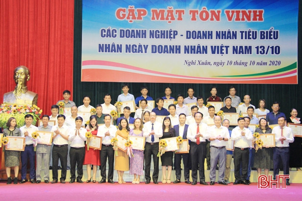 Các địa phương Hà Tĩnh tôn vinh doanh nghiệp, hợp tác xã tiêu biểu