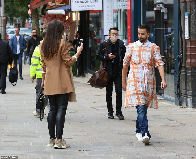 Mặc “hàng hiệu” xuống phố cũng chẳng... sung sướng gì