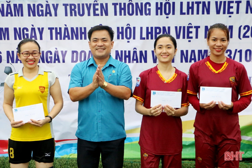 Thắng trận “thủy chiến”, đội Trường iSchool vô địch Giải bóng đá nữ TP Hà Tĩnh