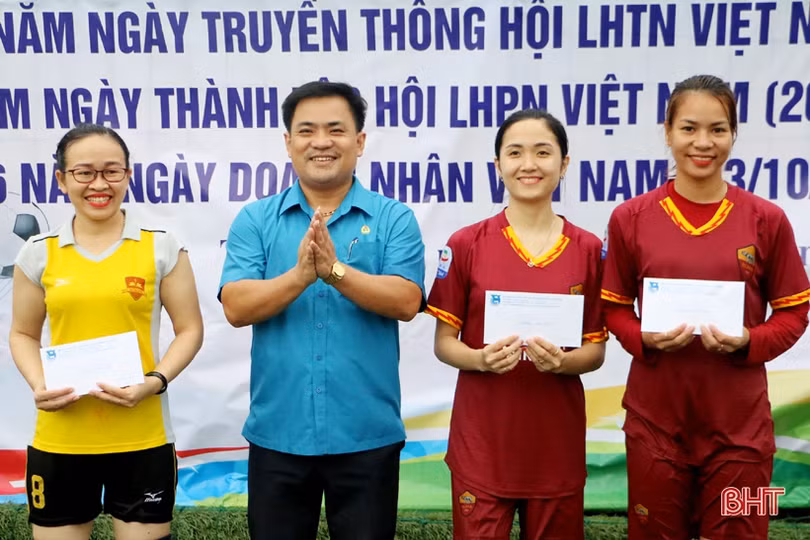 Thắng trận “thủy chiến”, đội Trường iSchool vô địch Giải bóng đá nữ TP Hà Tĩnh