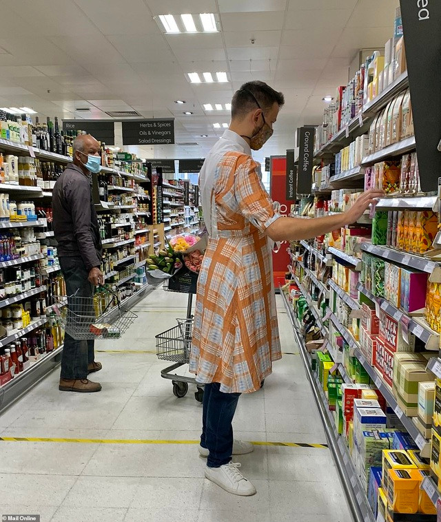 Mặc “hàng hiệu” xuống phố cũng chẳng... sung sướng gì