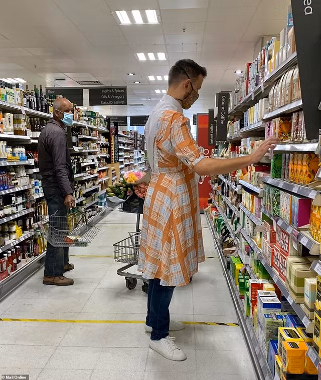 Mặc “hàng hiệu” xuống phố cũng chẳng... sung sướng gì